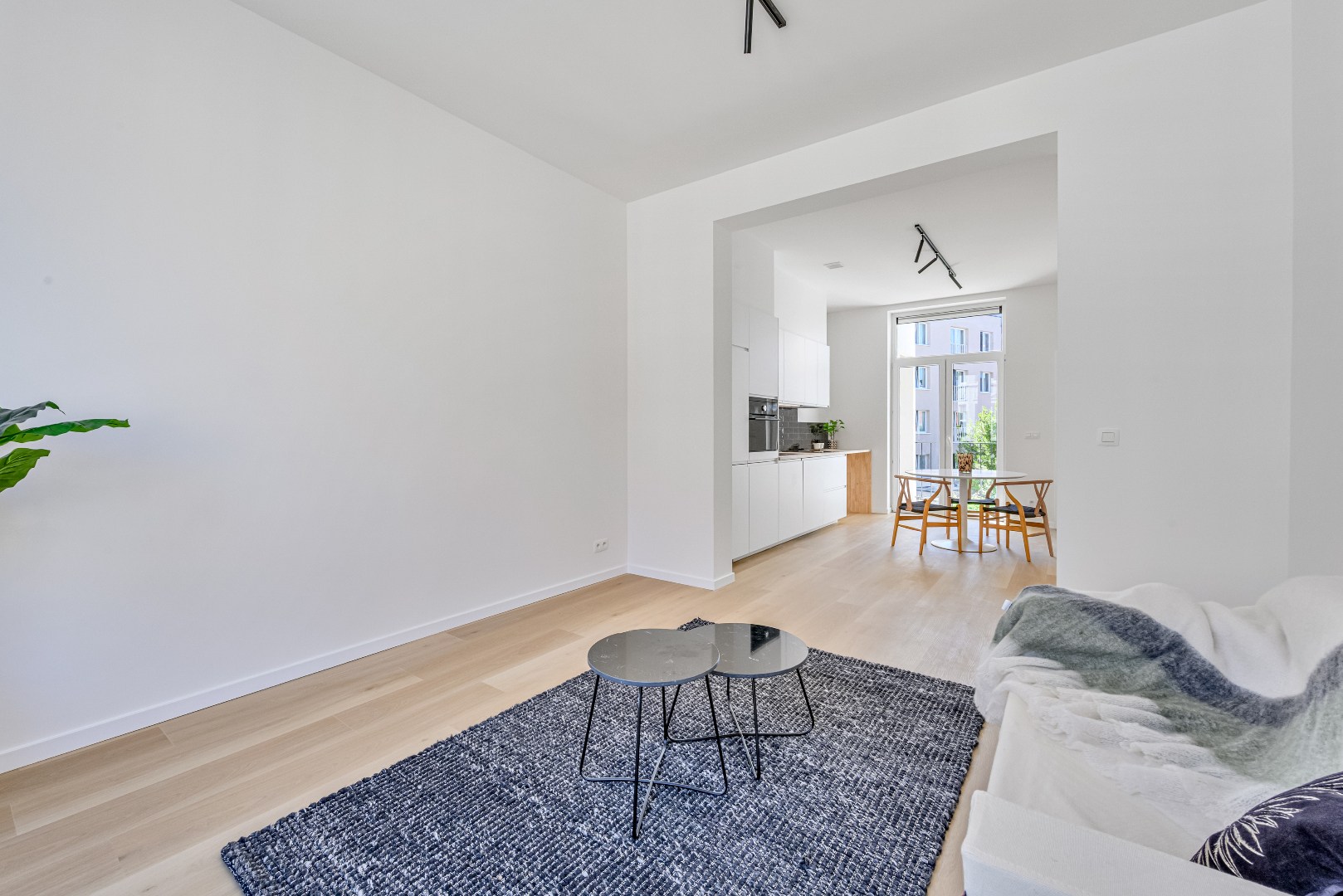 VERHUURD Stijlvol wonen in een  gerenoveerd appartement nabij Station Gent-Sint-Pieters 