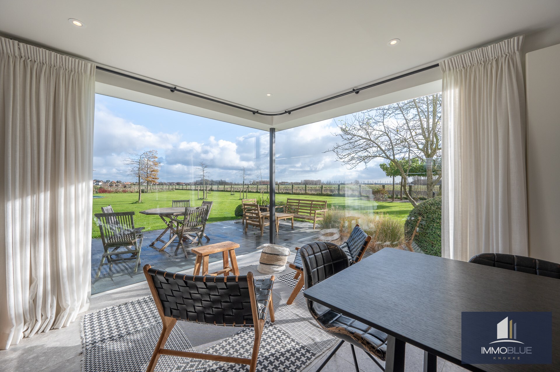 Charmante hoeve met volledig ingericht atelier gelegen op een perceel van ongeveer 5.500 m². 