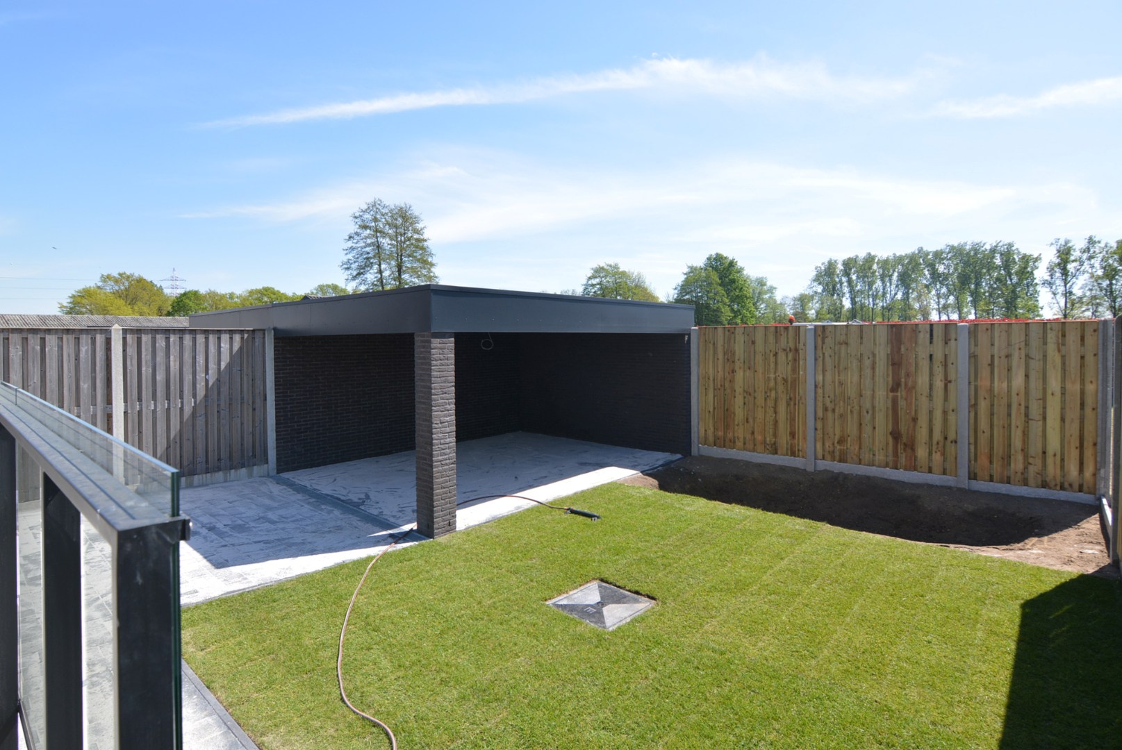 Moderne, energiezuinige, halfvrijstaande woning met carport op 3 a 80 ca. 