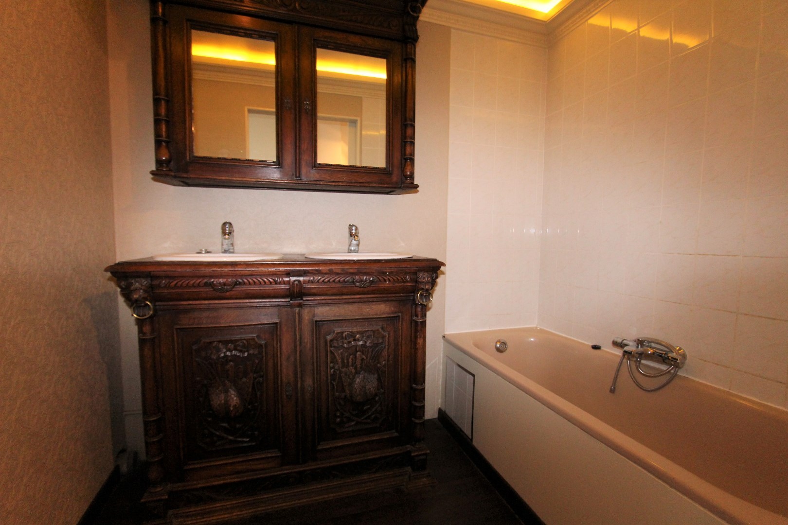 PRACHTIG GELEGEN MODERNE HANDELSWONING 