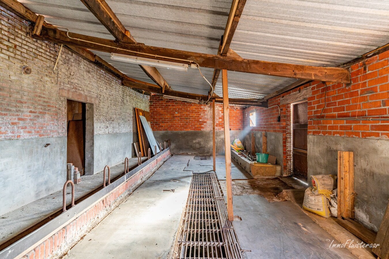 Renovatable farmhouse with stables and pastures on approximately 7 hectares in Hechtel-Eksel. 