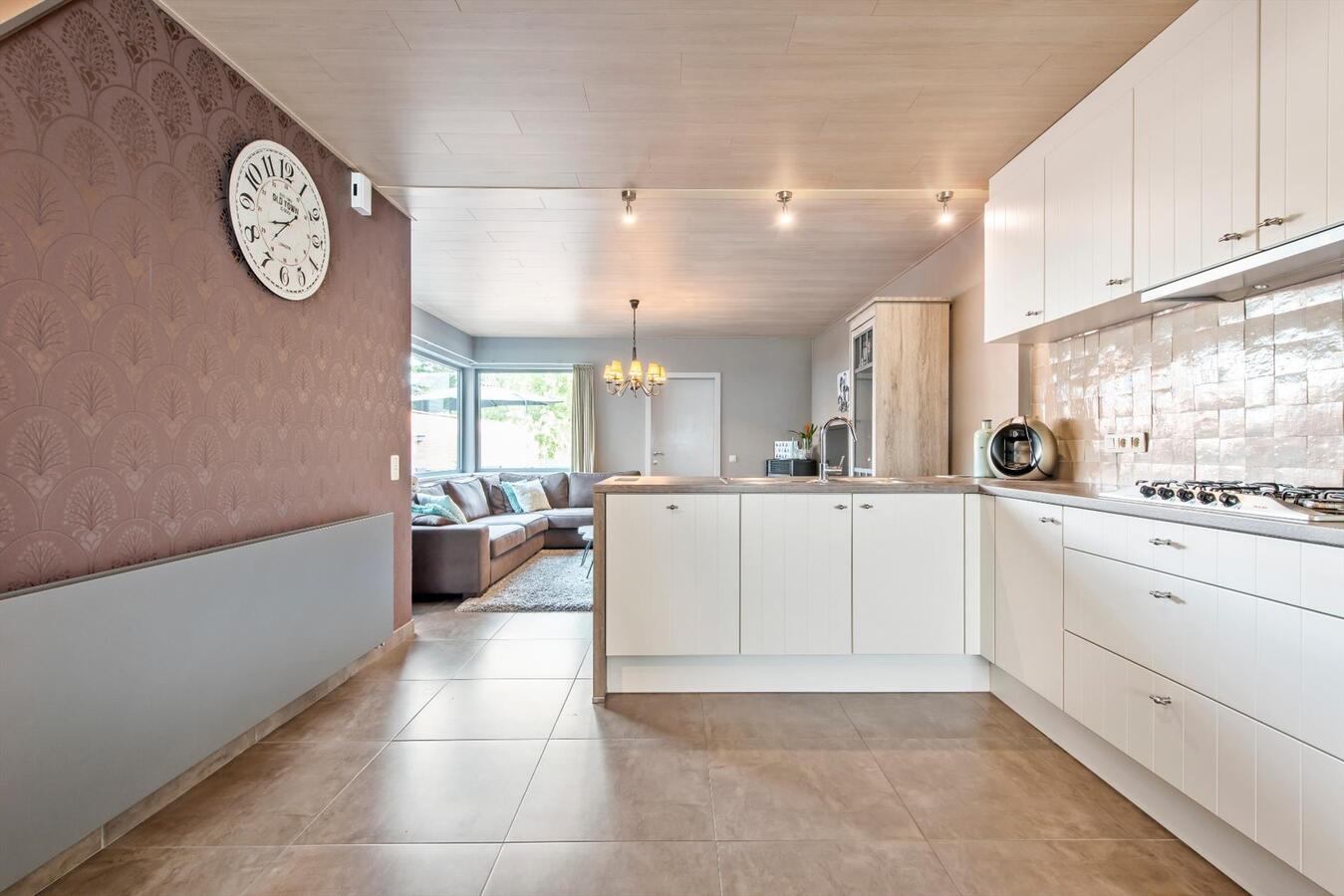 Volledig instapklare woning met 3 slaapkamers en mooie tuin in het hartje van Jonkershove. 