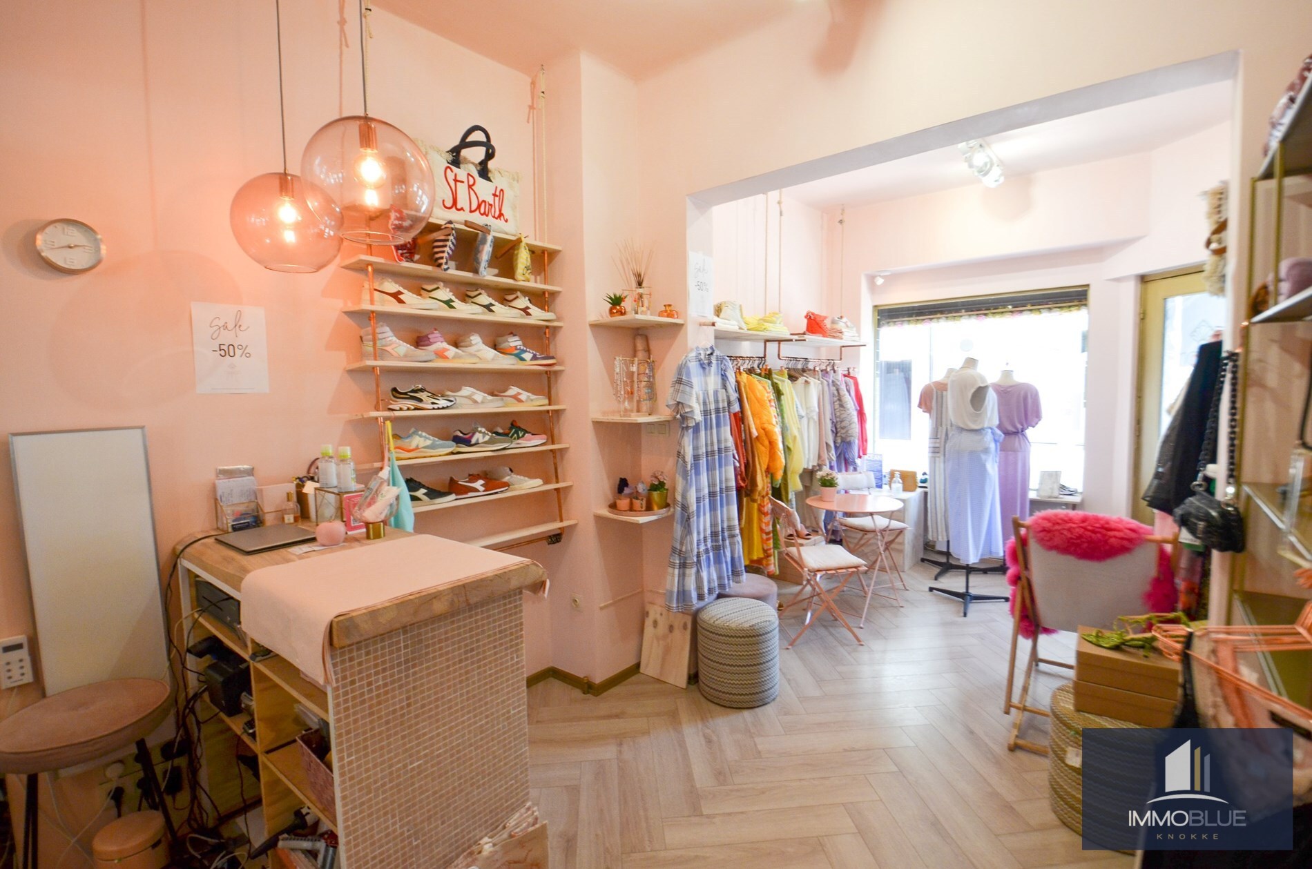 Centraal gelegen winkelruimte met uitstekende visibiliteit gelegen nabij het Driehoeksplein. 