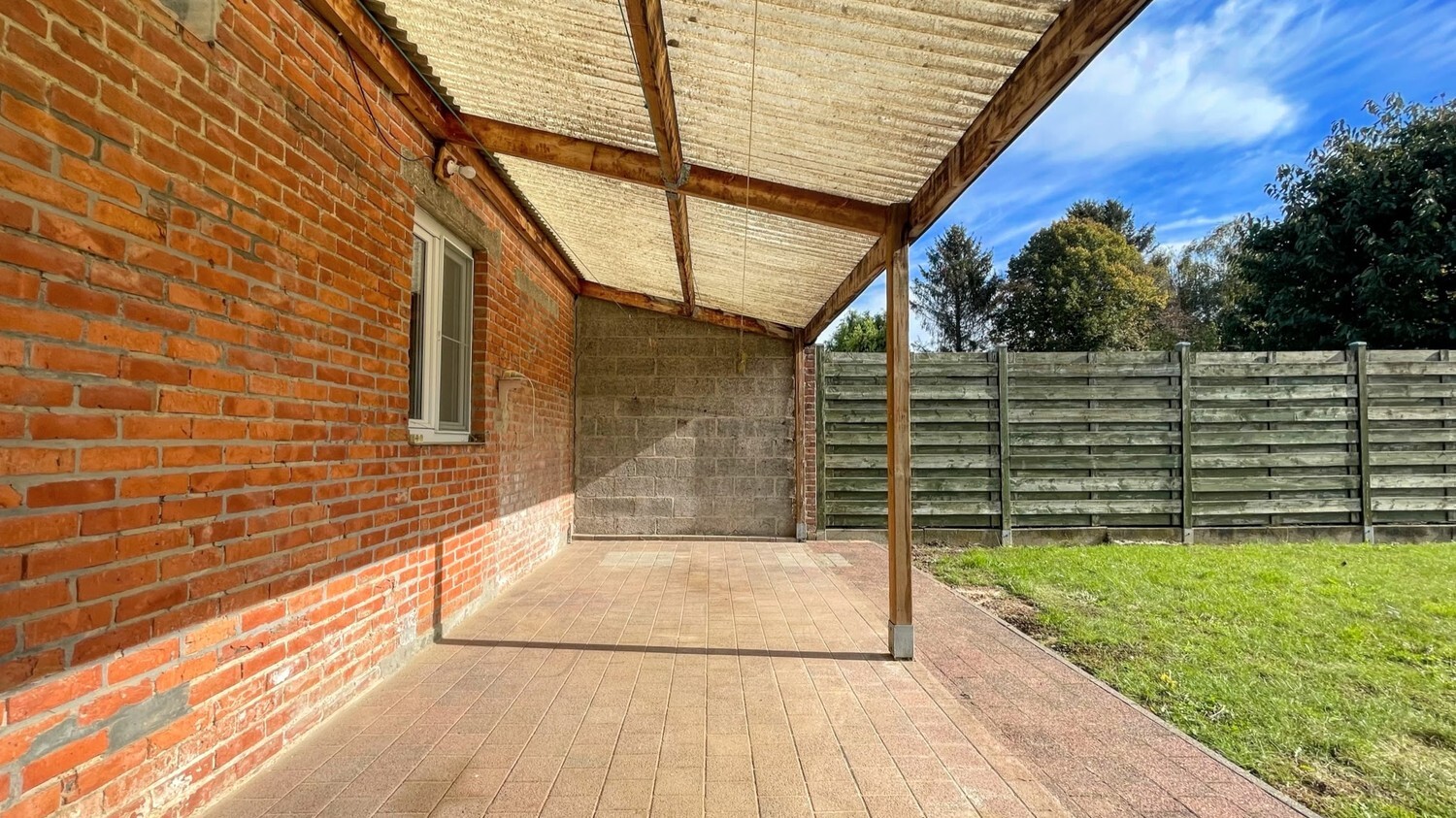 Ruime, te renoveren gezinswoning op zuidgericht perceel van 739 m² 