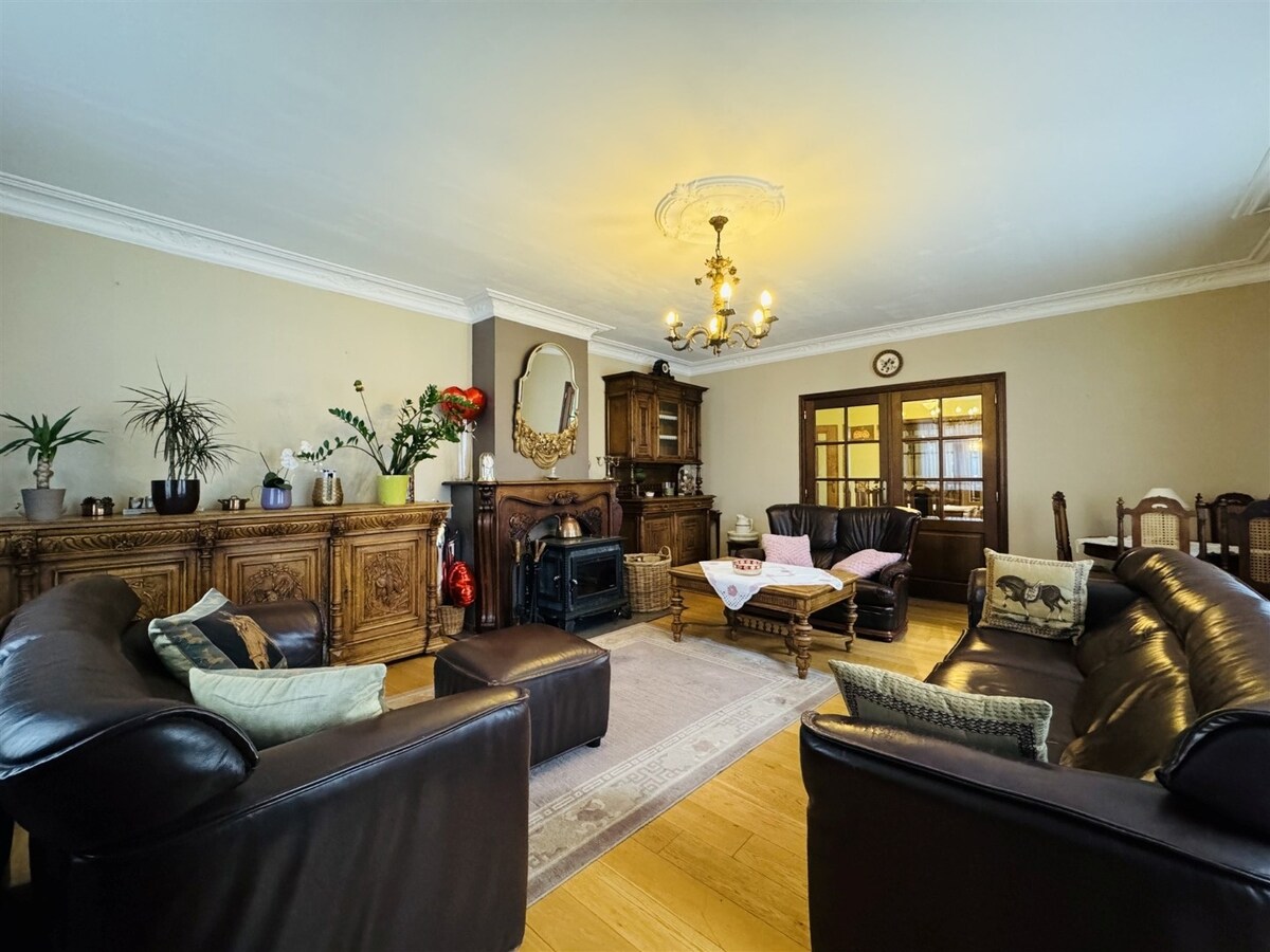 Unieke hoeve met woonst, 3 appartementen en paardenstallen op een ruim perceel van ca 1,2ha te Dilsen-Stokkem 