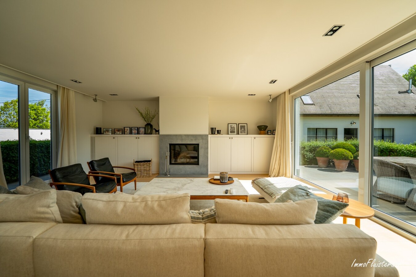Beautiful villa with indoor and outdoor riding arenas on over 2.4 hectares in Ardooie 