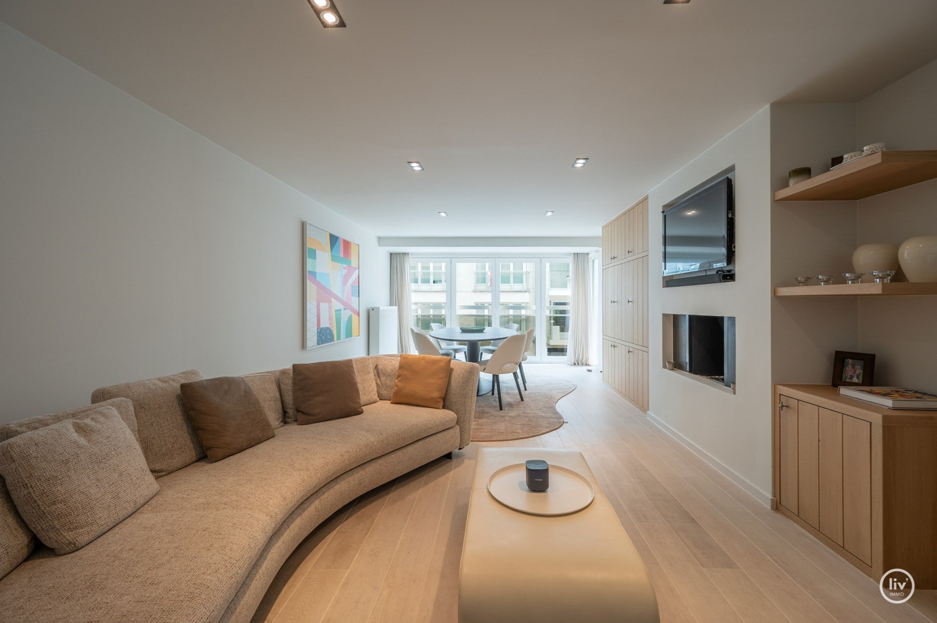 Appartement spacieux et prêt à emménager avec 3 chambres, très bien situé à proximité des commerces de l'avenue Dumortier et de l'a 