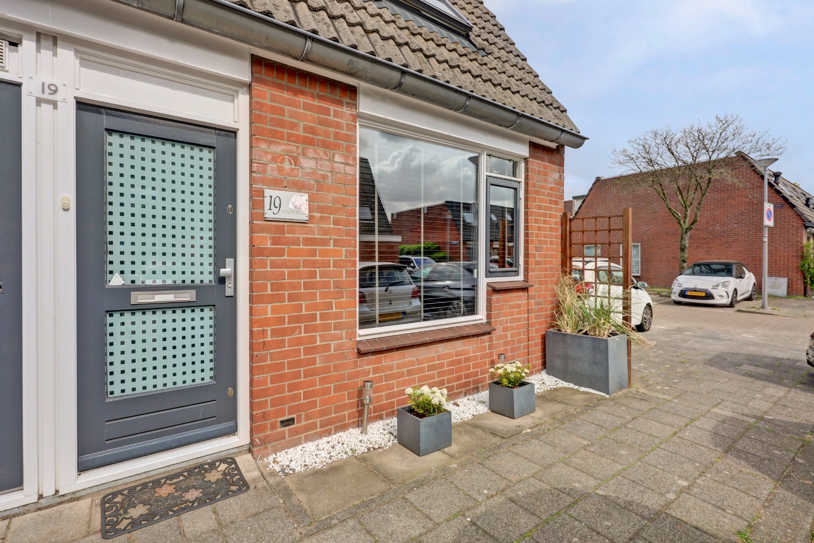 Instap klaar en moderne 4-kamer hoekwoning met 3 ruime slaapkamers, fraaie keuken en badkamer, onderhoudsvriendelijke tuin en gelegen op eigen grond. 