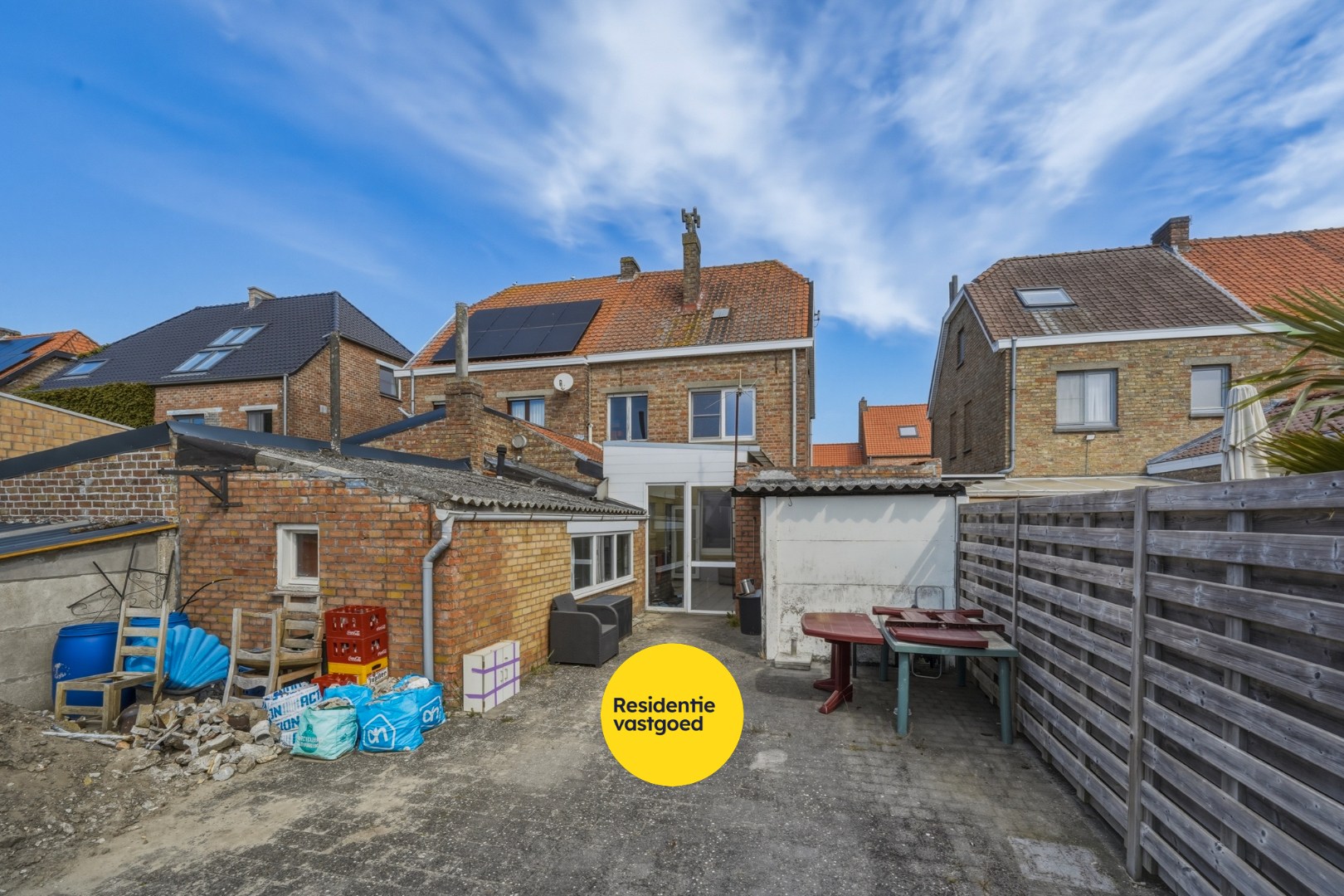 Ruime gezinswoning met tuin en garage nabij centrum Oudenburg 