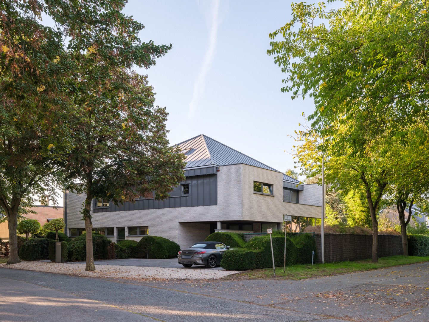 Unieke gezinswoning met  riante fotostudio/praktijkruimte en parkeerplaats 