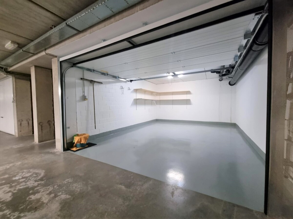 Ruime garagebox (5,65m x 4,05m) in het centrum van Heist 