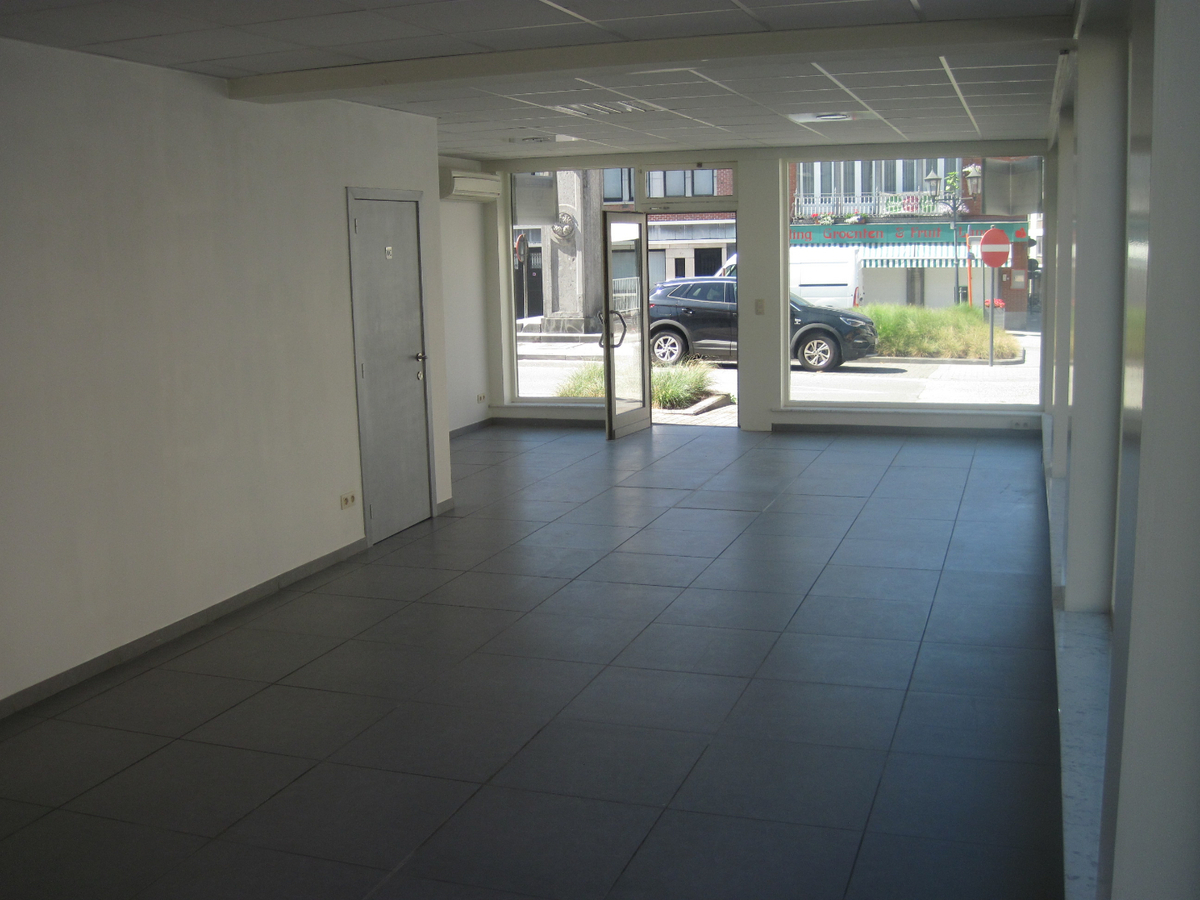 Gelijkvloers pand op top-ligging. Mogelijkheden als winkel of kantoor. 