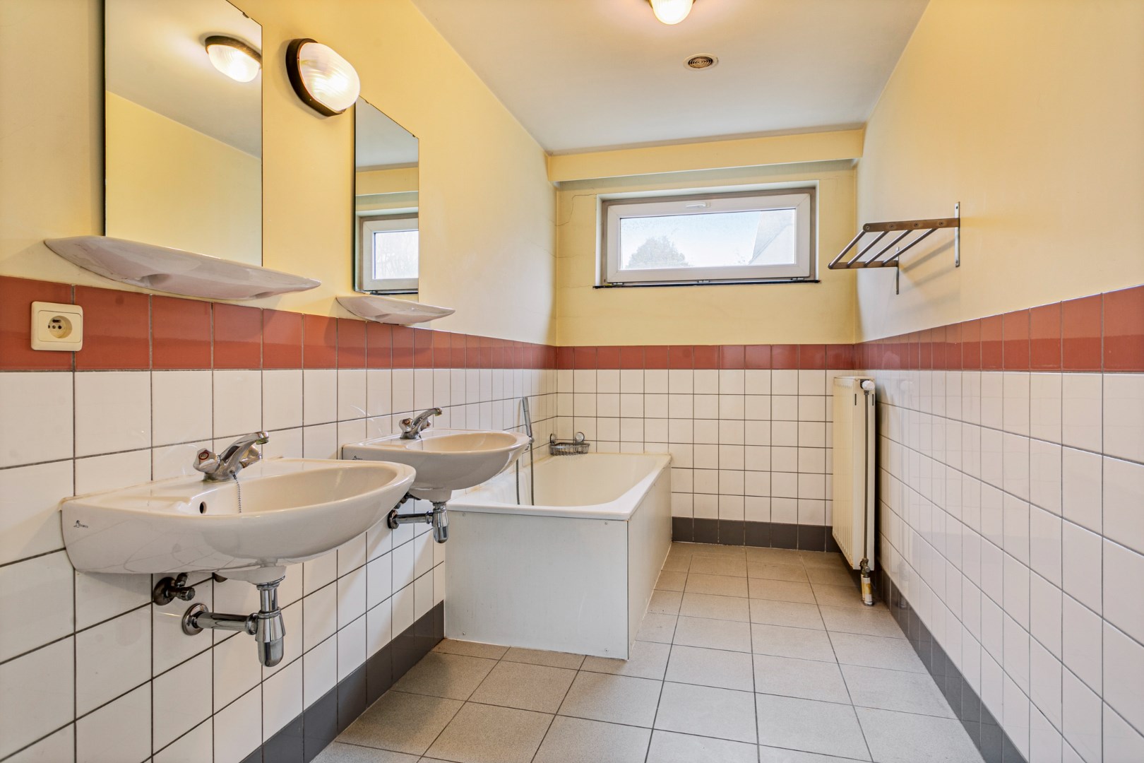Goed gelegen woning met 3 slaapkamers en parkeerplaats - EPC 204 kWh/m² - bewoonbare oppervlakte 135m² 