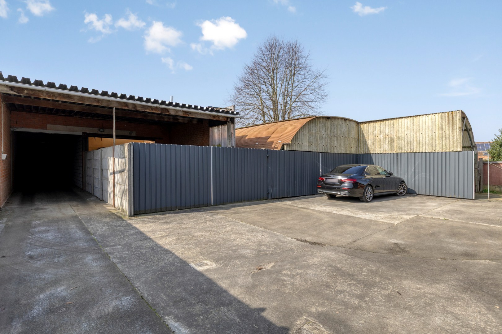 Handelsgelijkvloers met achter-inrit op commerciële ligging in centrum Geel 