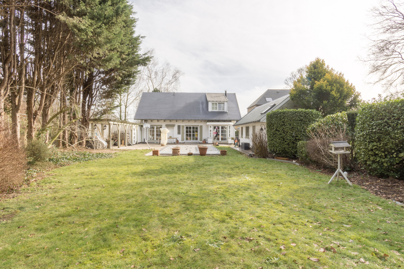 Ruime gezinswoning met verwarmd buitenzwembad 