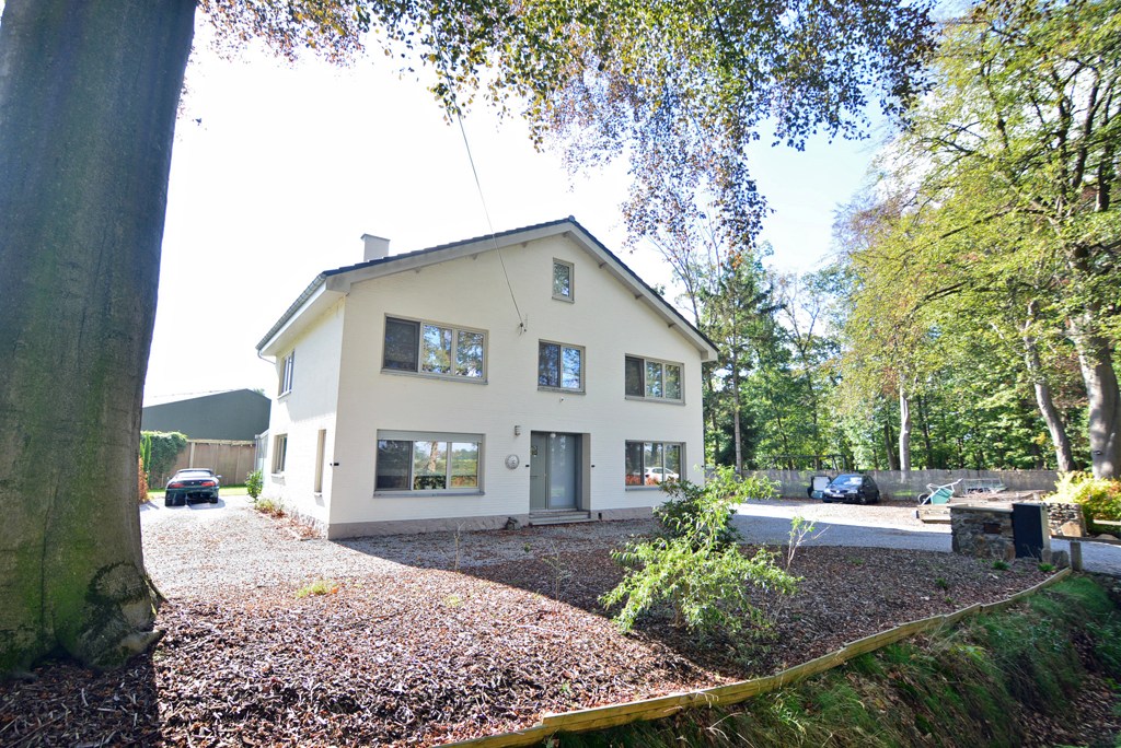 Vrijstaande, energiezuinige woning met 4 slpk en garage op een perceel van 25 a. 