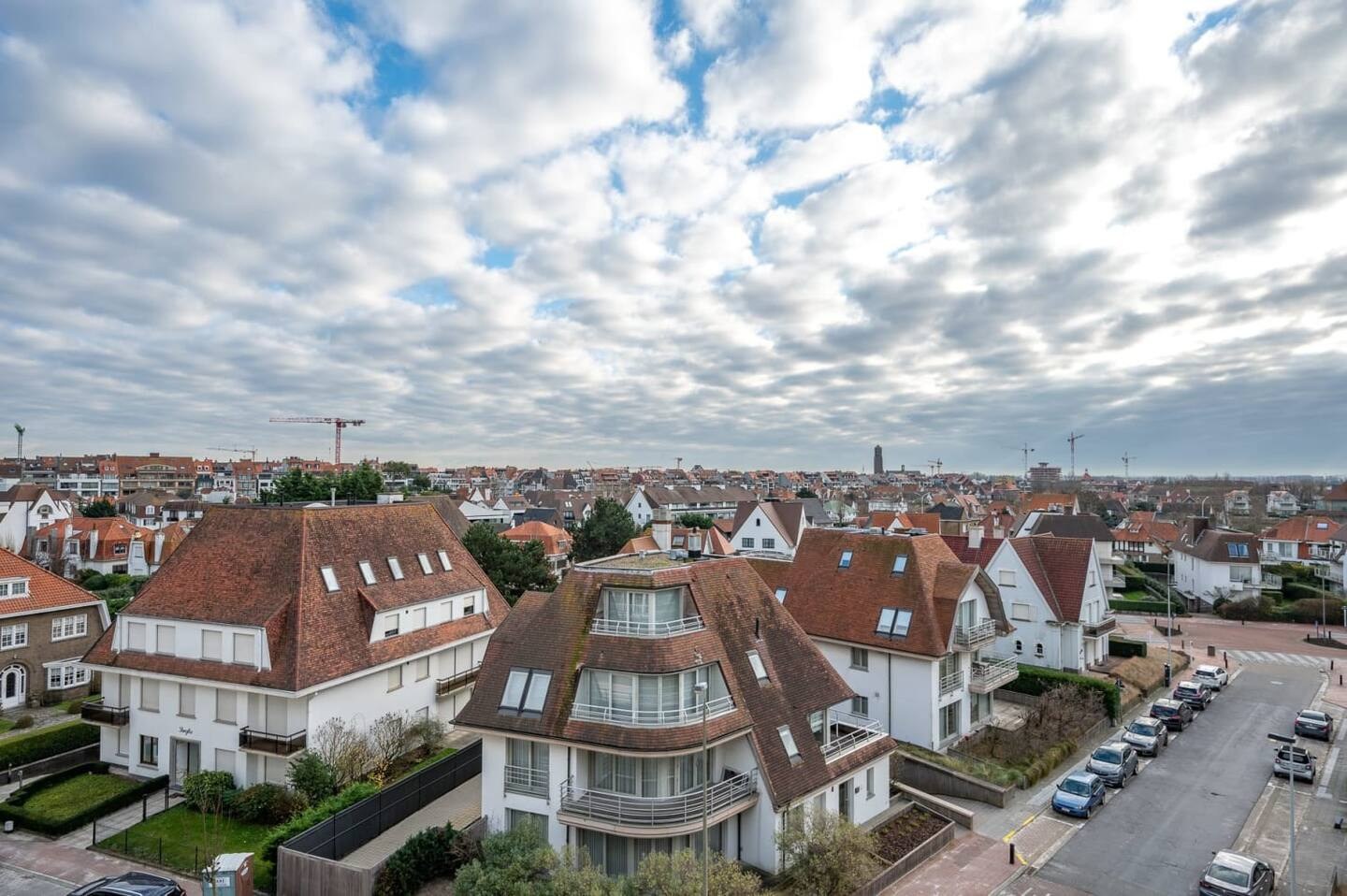 GEMEUBELD: Recent gerenoveerd en lichtrijk appartement, met zijdelings zeezicht, vlakbij het strand en het Casino. 