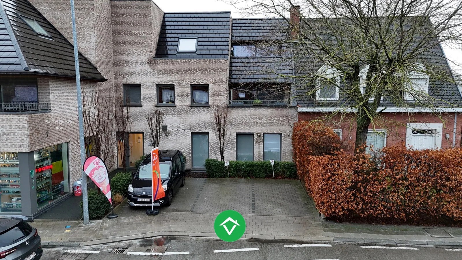 Centraal gelegen handelsruimte met 3 autostandplaatsen te Izegem 