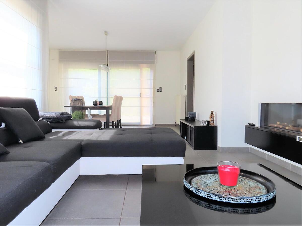 Prachtige villa, rustig gelegen te Houthalen. Dichtbij autosnelwegen en openbaar vervoer. Het centrum van Houthalen op 5 minuten en Hasselt op 15 minuten. 