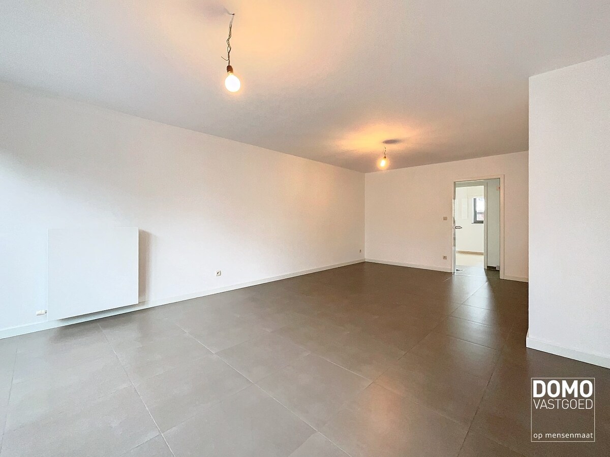 RUIM 2 SLAAPKAMER APPARTEMENT MET ONDERGRONDSE AUTOSTANDPLAATS EN TERRAS TE KERMT 