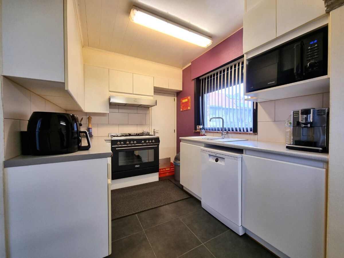 Halfopen woning met garage en dubbele oprit te Heist 