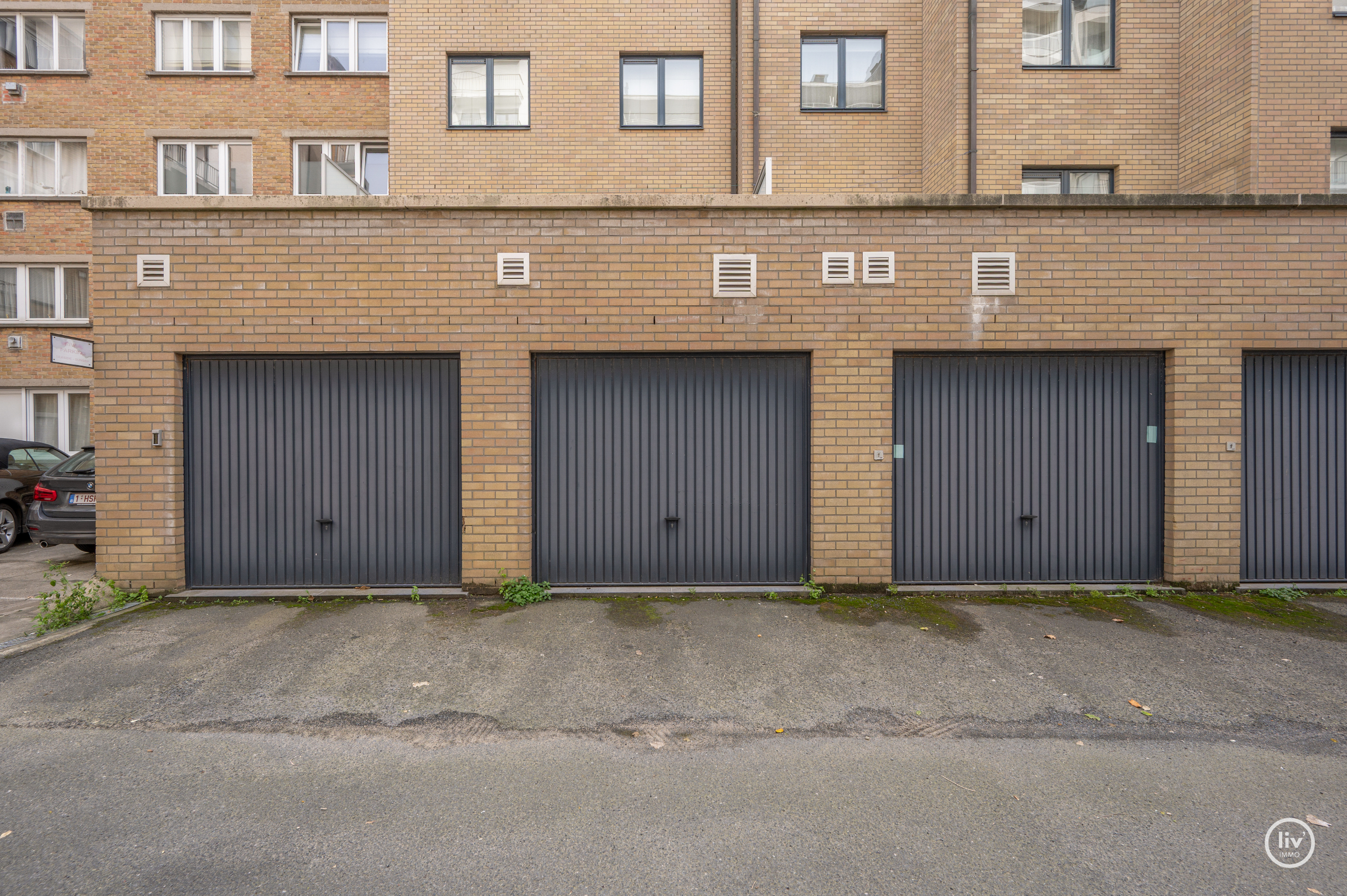Zeer ruim en zonnig gelijkvloersappartement met 3 slaapkamers, groot zonneterras en mogelijkheid tot aankoop van ruime garage. 