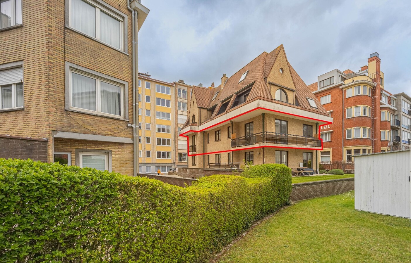 Stijlvol gerenoveerd hoekappartement met 3 slaapkamers op toplocatie te Duinbergen, vlakbij de Zeedijk. 
