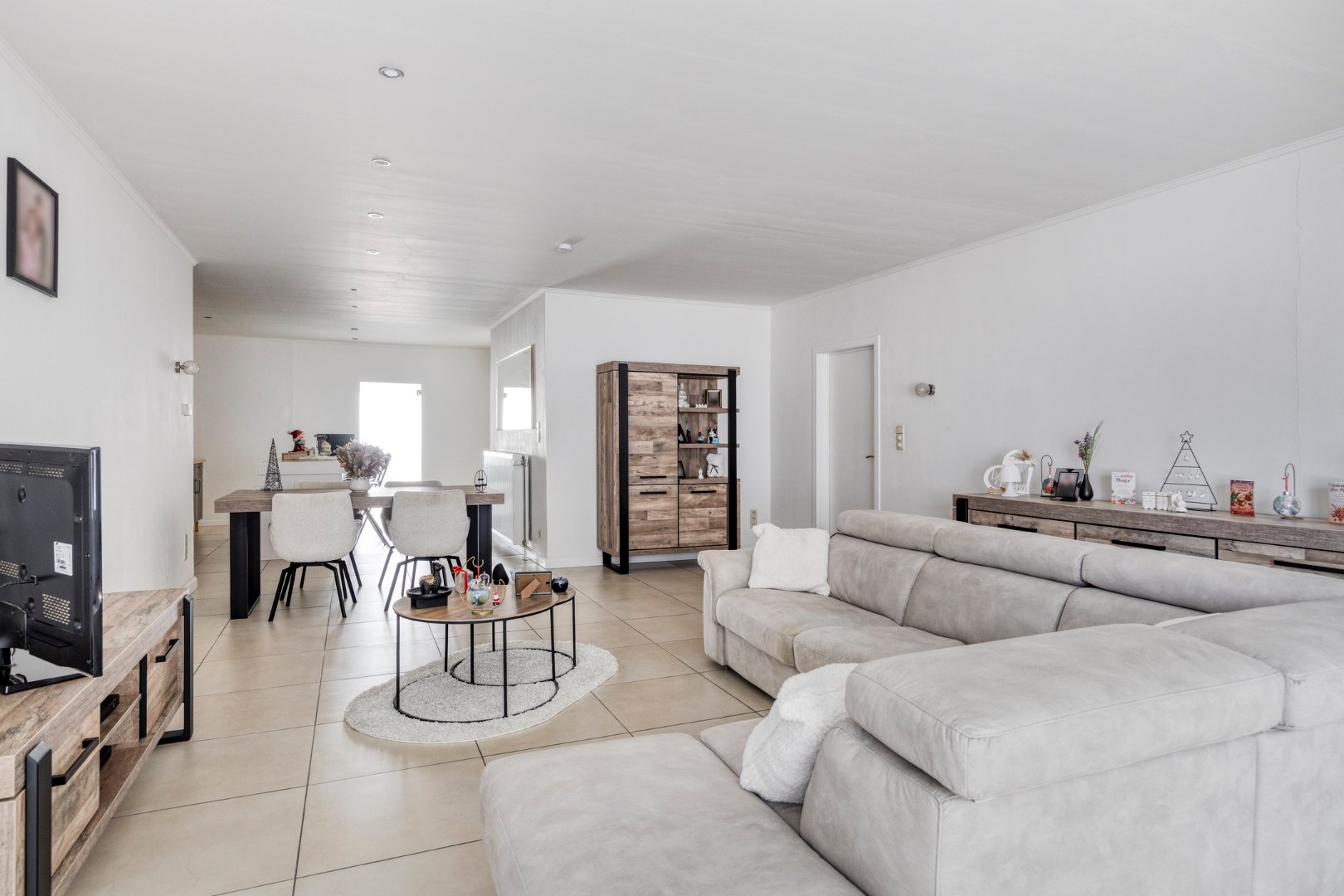 Ruim gelijkvloers appartement met 2 slpk. en gezellige patio in het centrum van Geel 