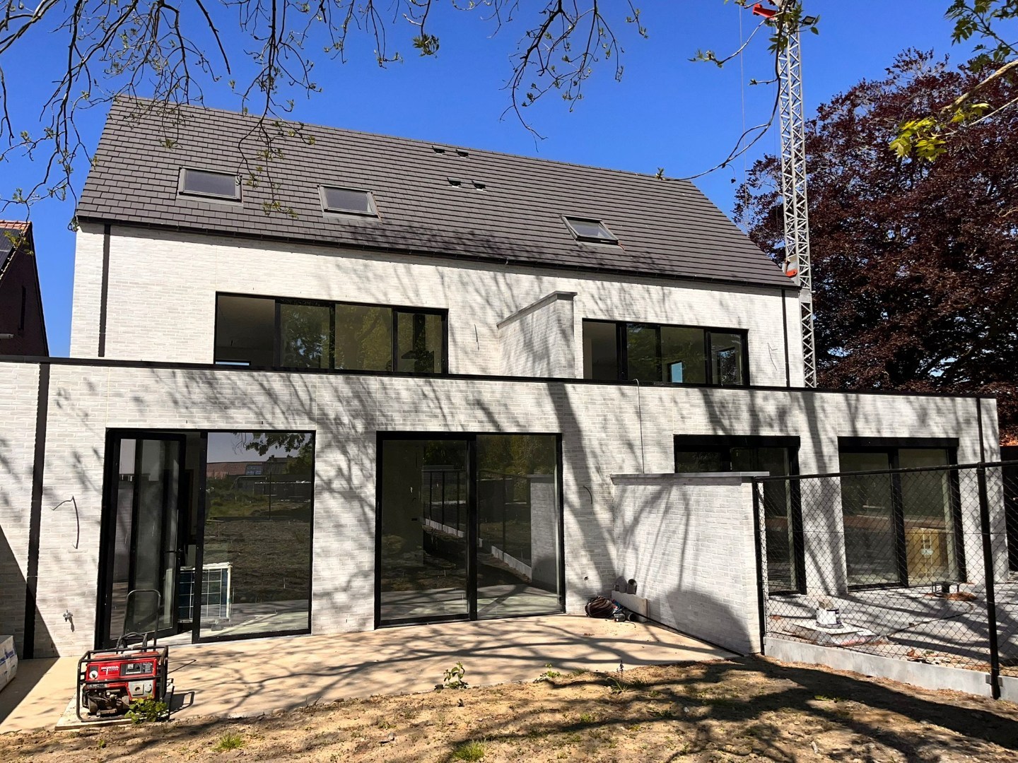 Afgewerkte woning met 2 slaapkamers &amp; ruim zonnig terras en tuin + autostaanplaats en berging 
