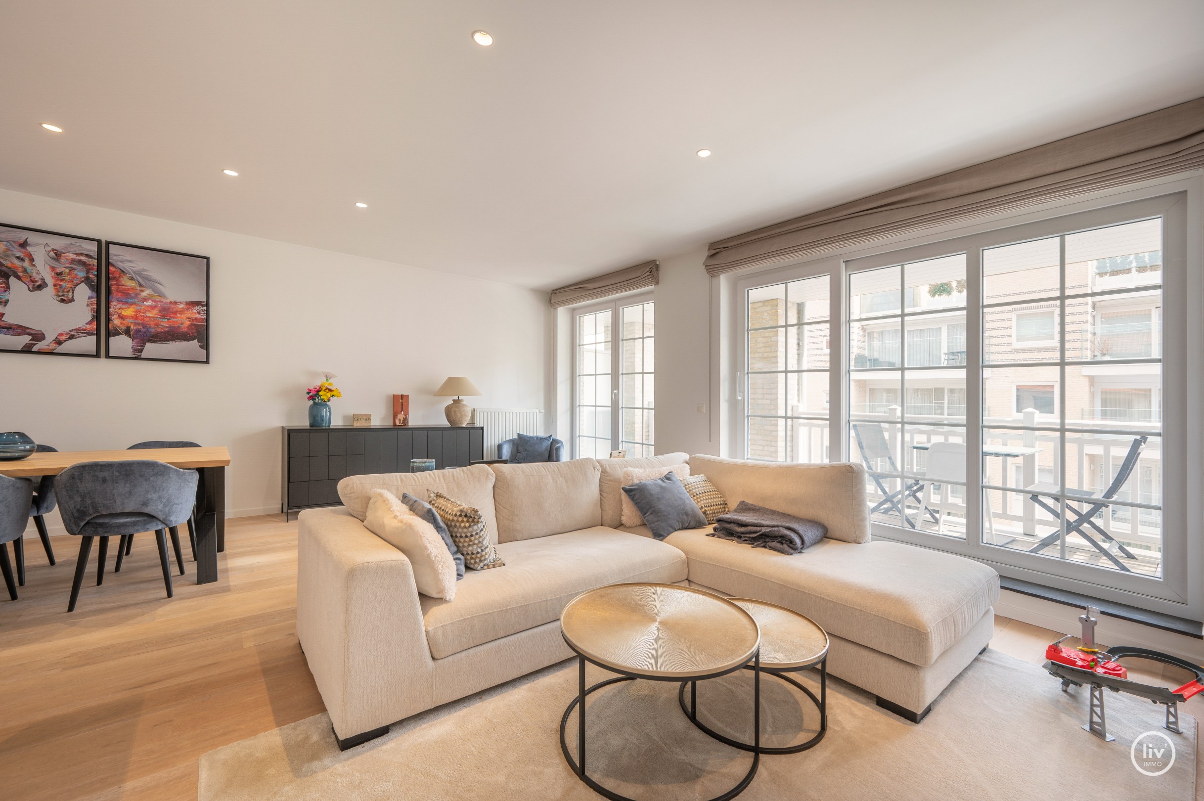 Appartement spacieux et récent (2015) avec une agréable terrasse dans un emplacement agréable sur l'avenue Léopold à Knokke. 