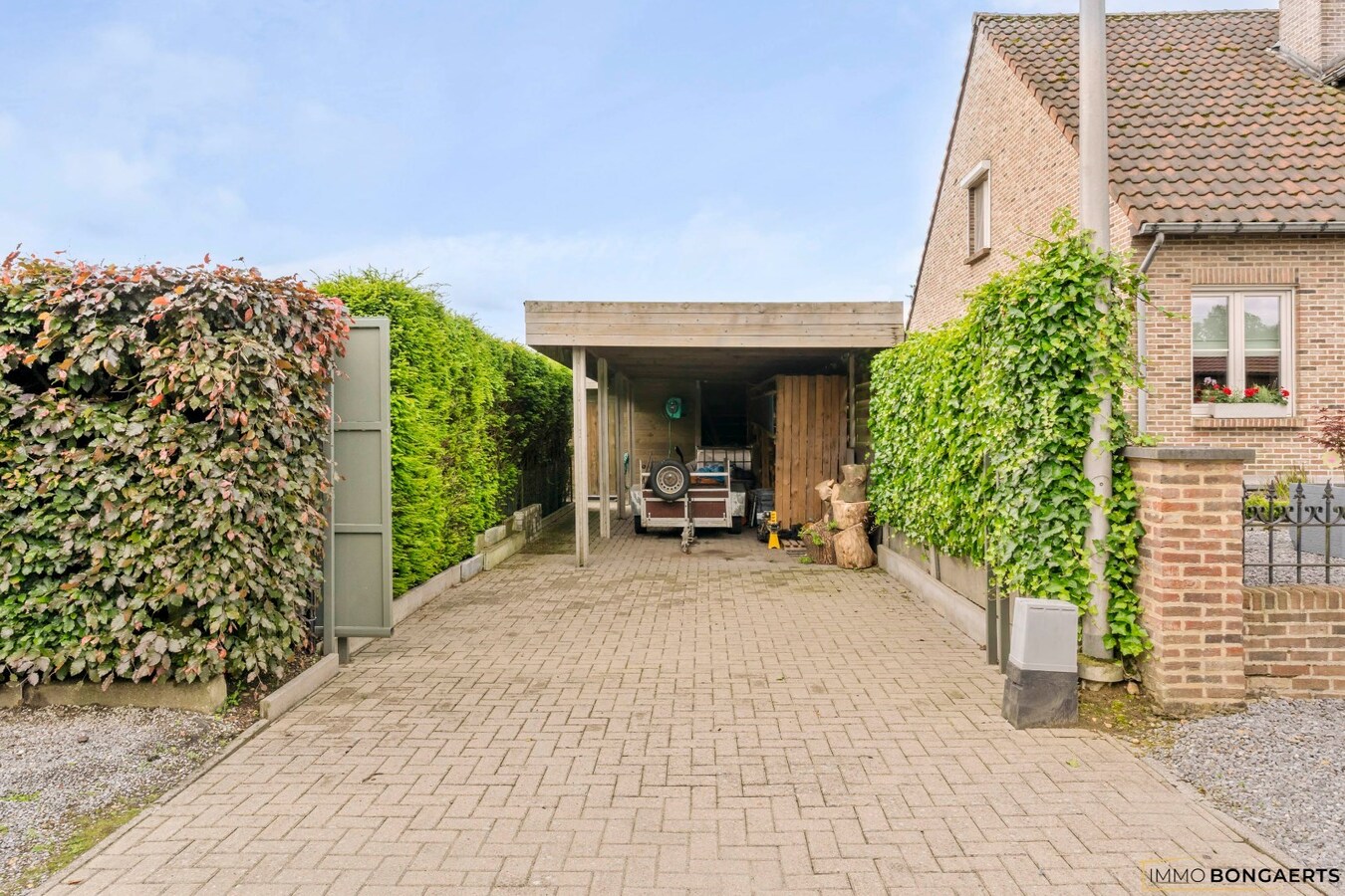 Ruime woning op een zeer rustige locatie met tuin, garage, carport en 3 slaapkamers in Opglabbeek. 
