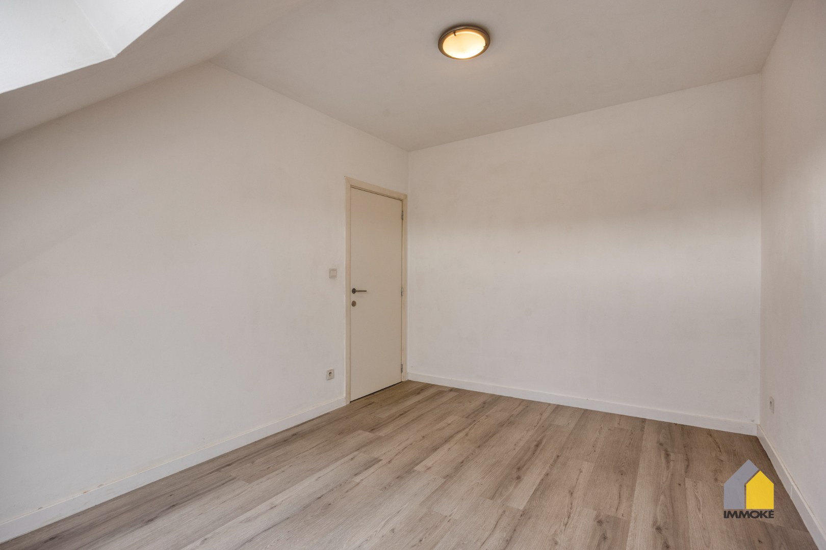 Modern appartement met 2 slpks en parking. 