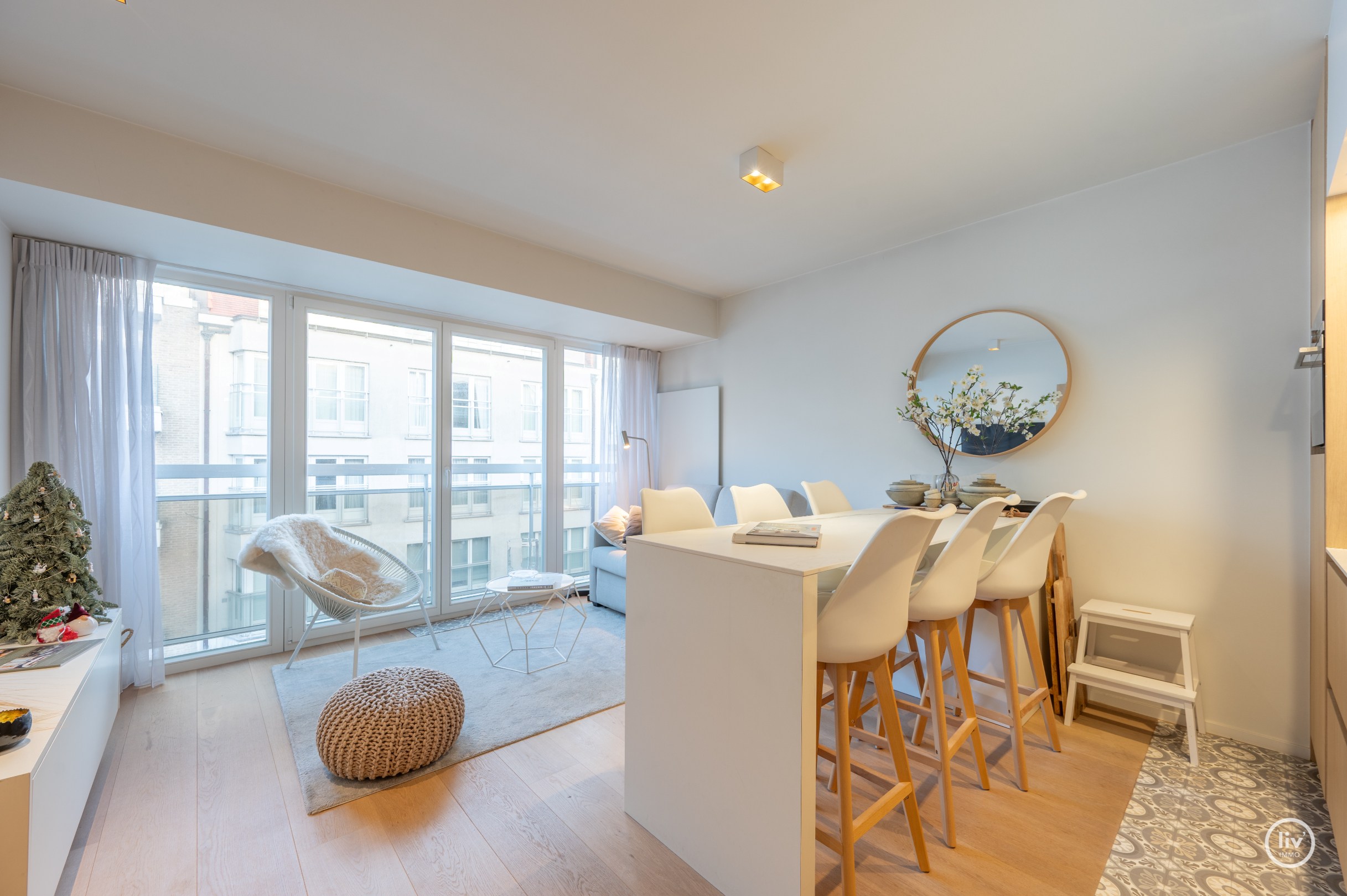 Appartement d'une chambre entièrement rénové, situé au centre près de la digue et de l'avenue Dumortier. 