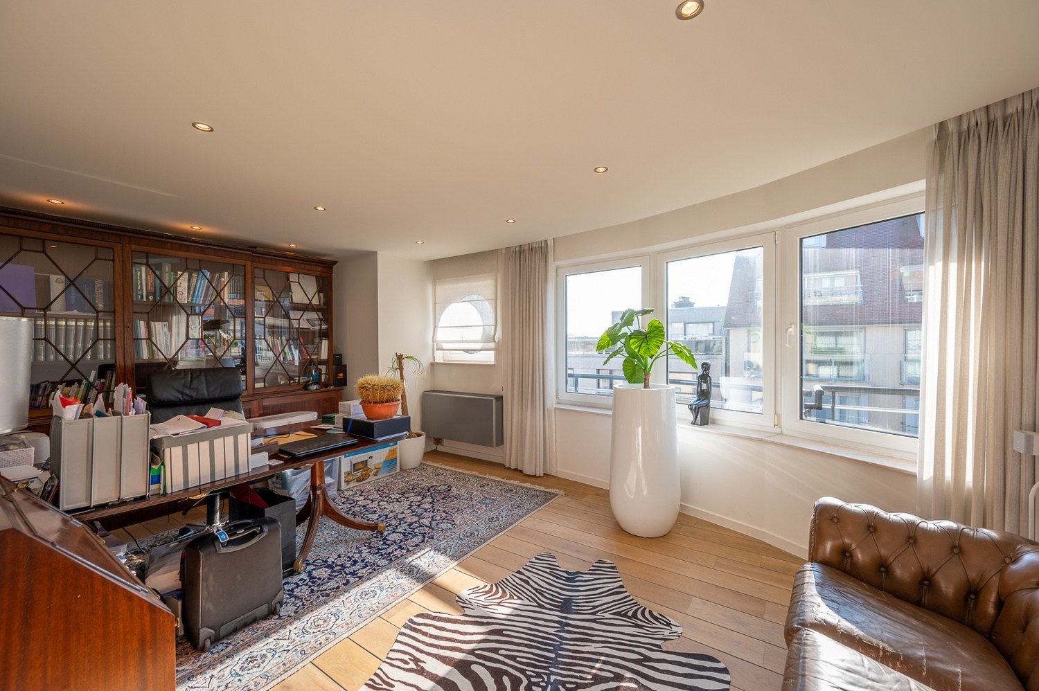 Uitzonderlijk appartement (232m2) met 4 slaapkamers en ruim terras op topligging met zicht over de kerk te Dumortierlaan. 