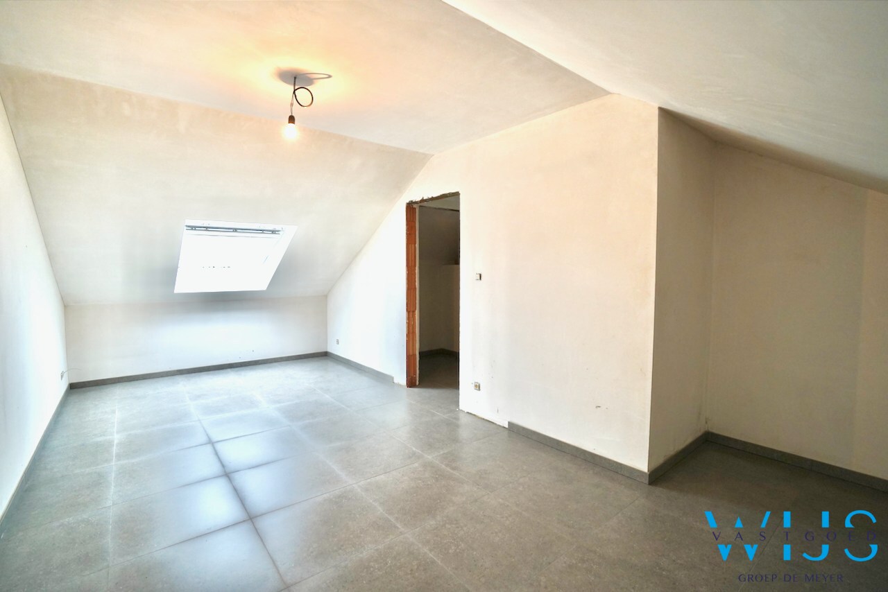 Drieslaapkamer appartement met garage in hartje Ertvelde ! 