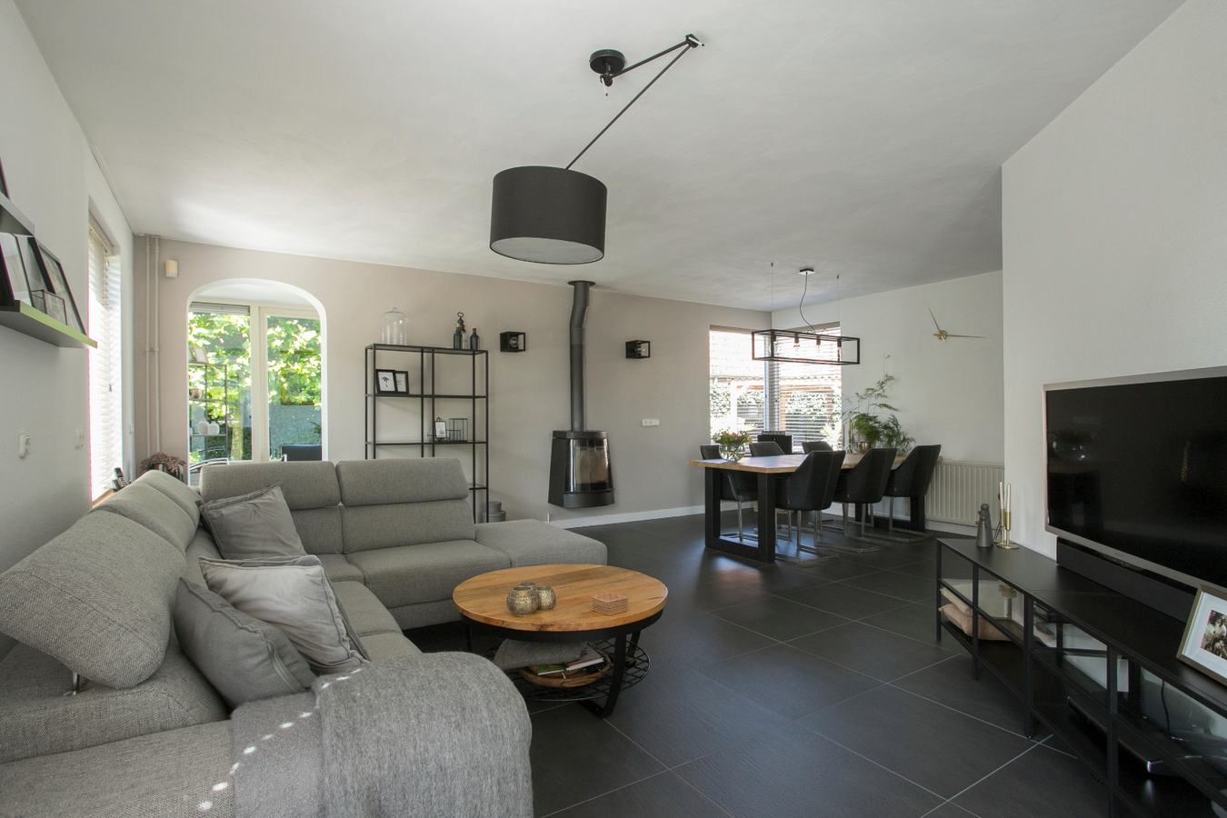 Deze moderne en royale vrijstaande woning staat op een rustige woonlocatie op een mooi hoekperceel. 