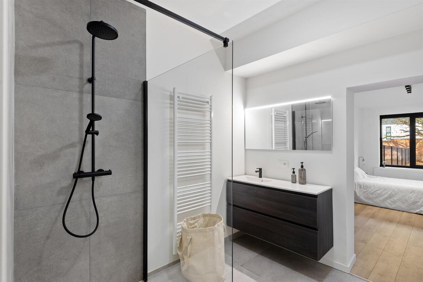 Gerenoveerd gelijkvloers appartement met ruime tuin! 