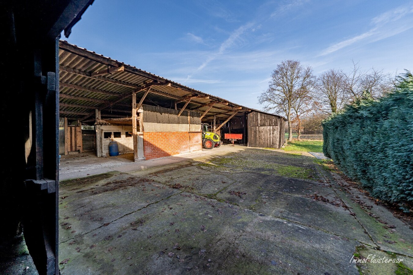 Renovatable farmhouse with stables and pastures on approximately 7 hectares in Hechtel-Eksel. 