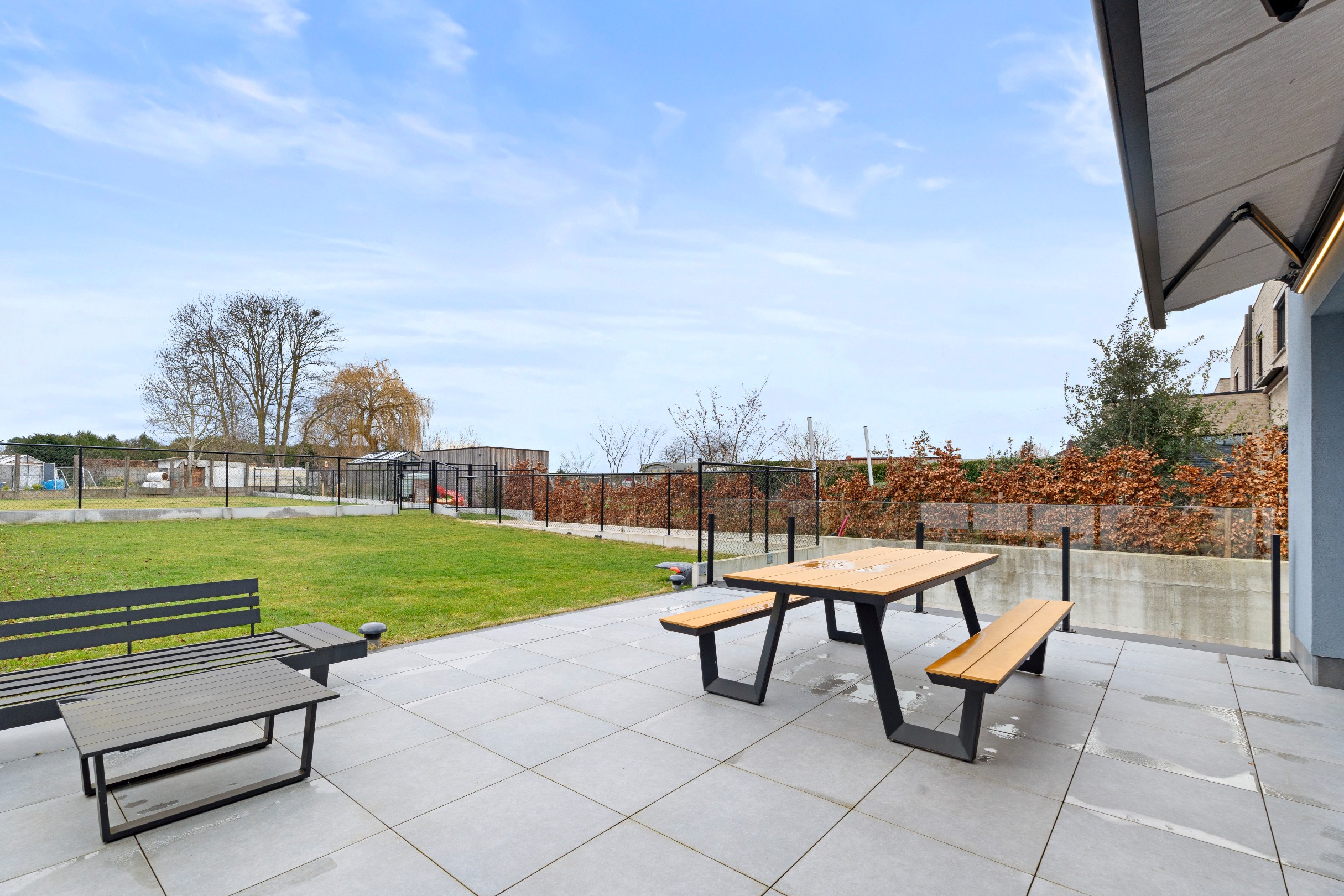 Gelijkvloers appartement met terras en tuin 