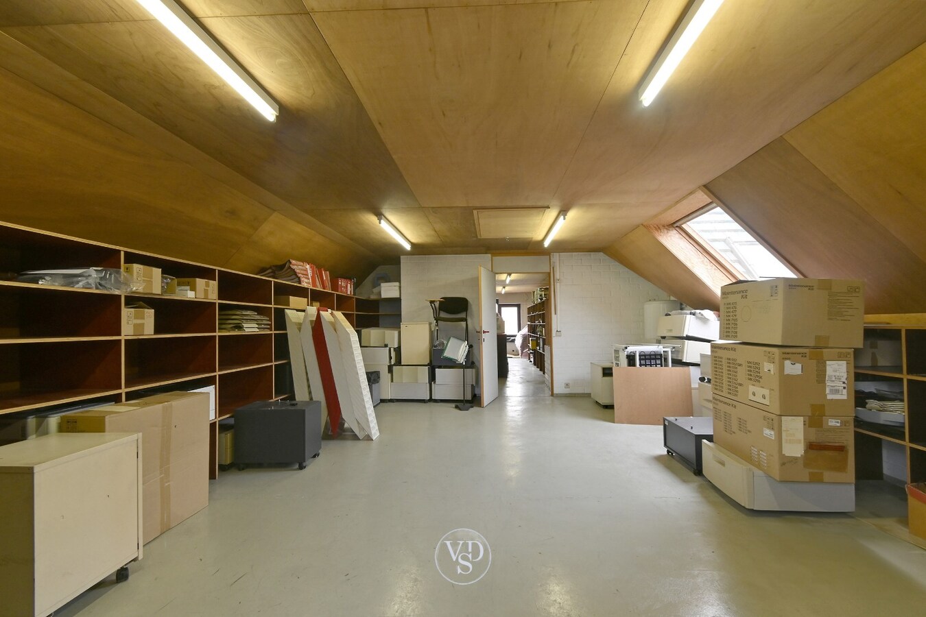 Ruim handelspand met penthouse in villastijl 