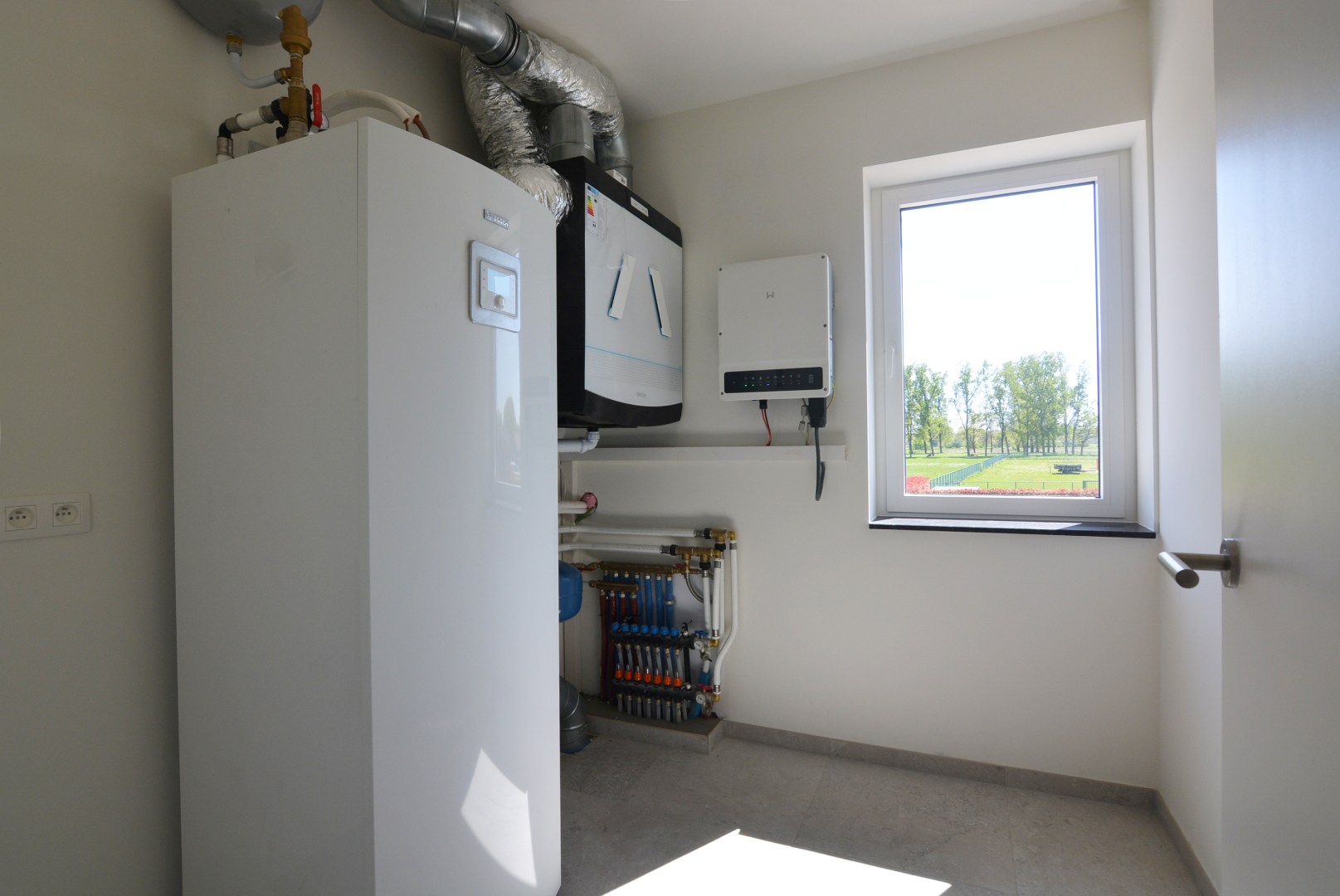 Moderne, energiezuinige, halfvrijstaande woning met carport op 3 a 80 ca. 