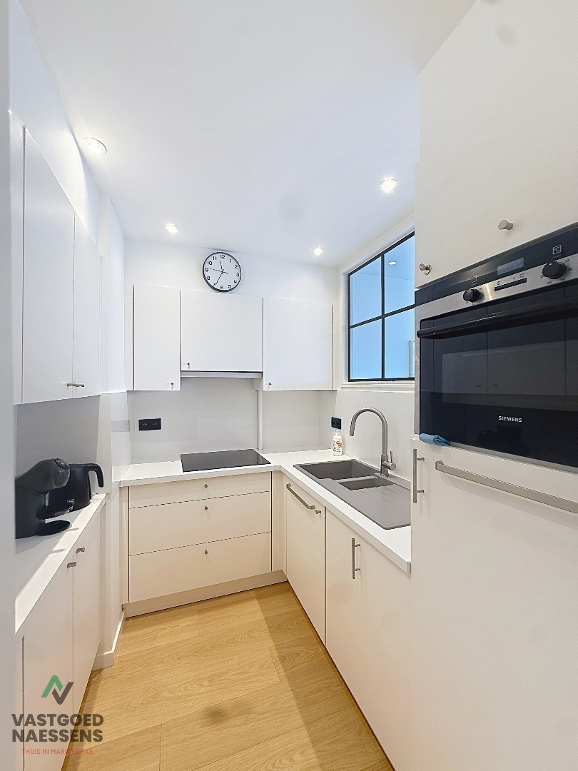 Nouvel appartement rénové d'une chambre avec vue latérale sur la mer. 