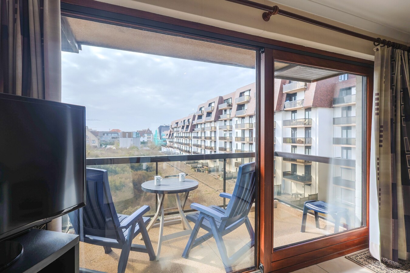 Studio met eigen terras, kelder en parkeerplaats 