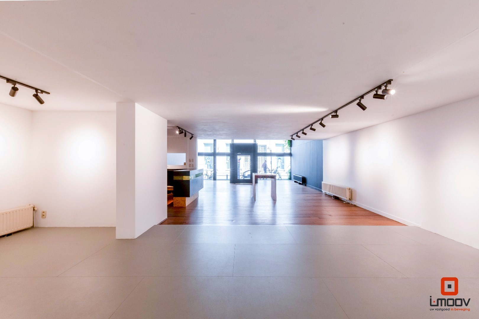 Uitzonderlijk ruim en lichtrijk handelspand met showroom op toplocatie in Gent 