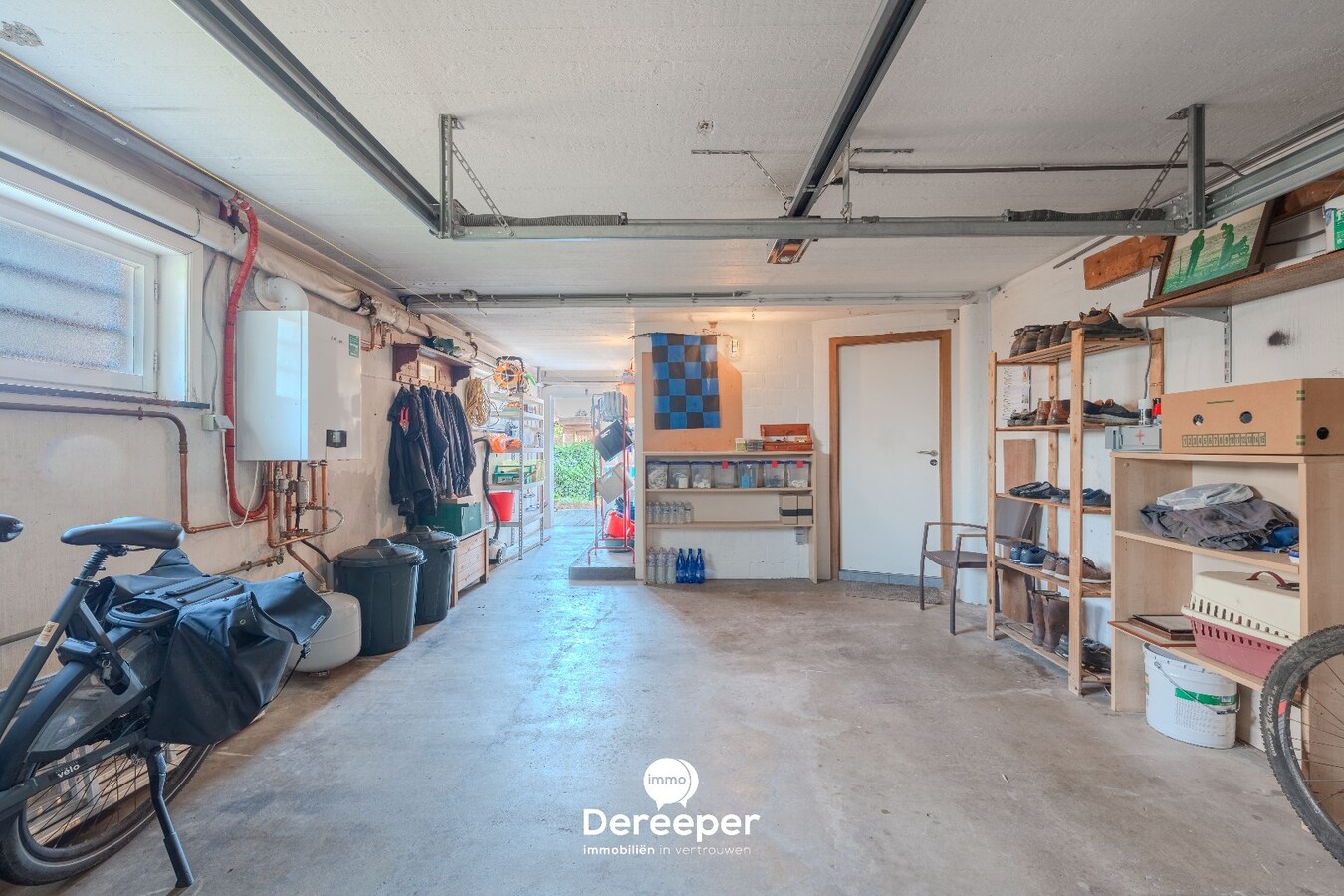 Op te frissen halfopen bel-etagewoning met tuin, garage en 4 slaapkamers 