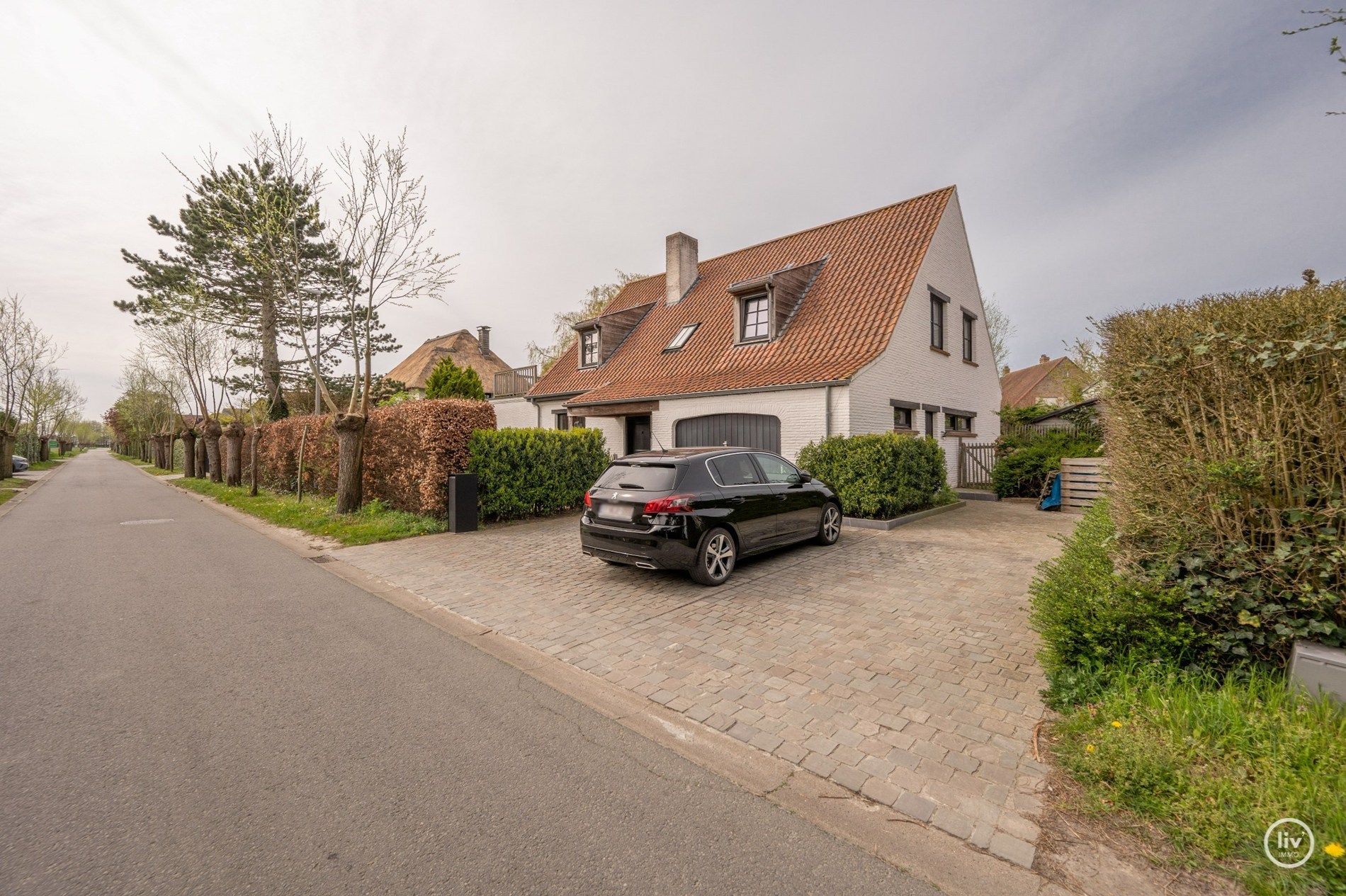 Prachtige vrijstaande villa rustig gelegen te Monikkendreef op een mooi perceel van 1000m2. 