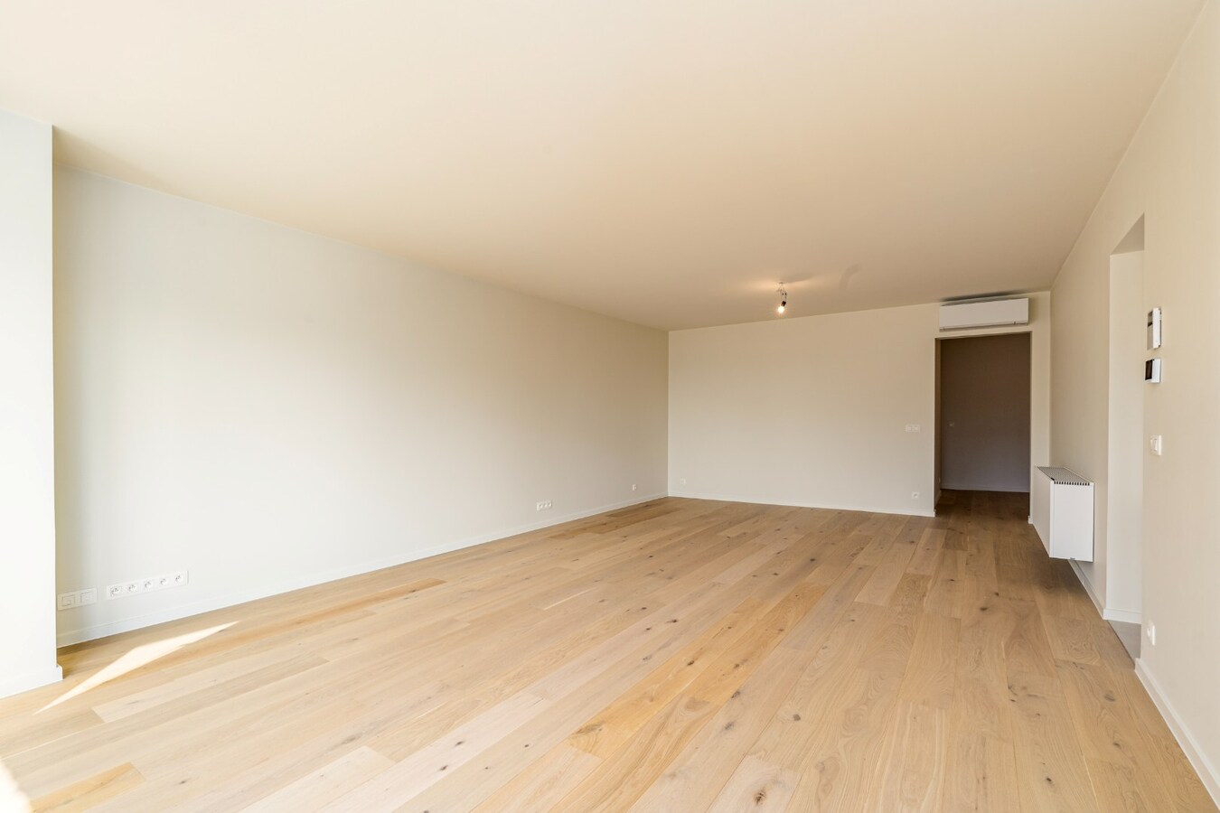 Totaal gerenoveerd appartement met open zicht en uitzonderlijke terrassen op topligging in Heist. 