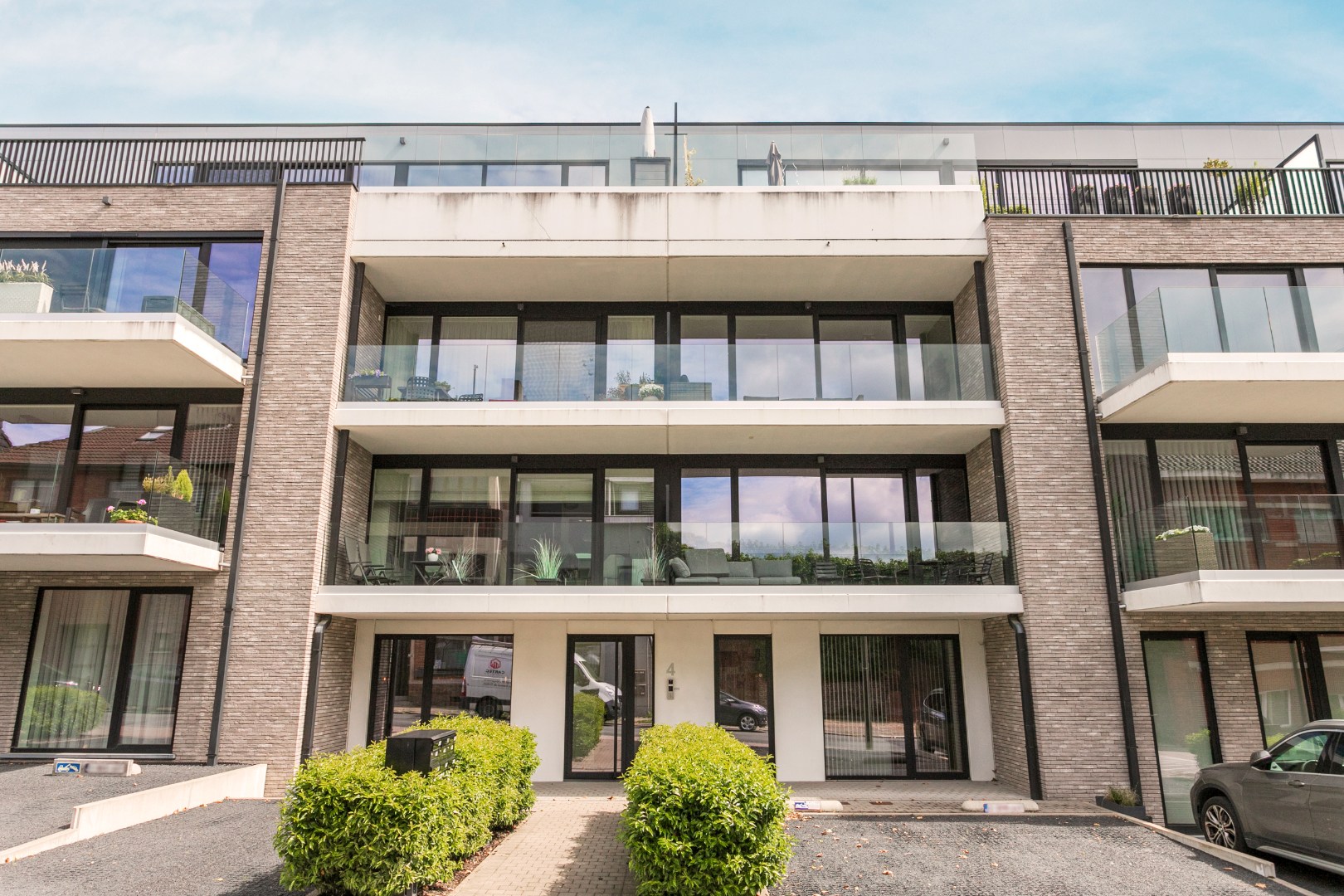Recent gelijkvloers appartement met terras in Halle 