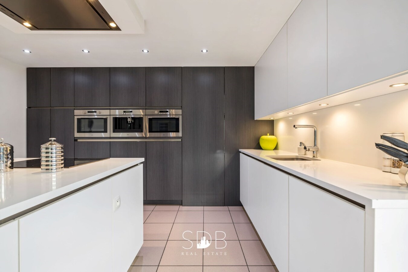 Prachtige ruime villa met gezinstuin + appartement op 2.135m² 