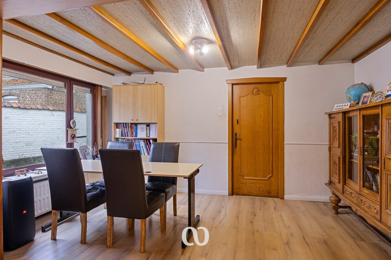 Gedeeltelijk gerenoveerde half open bebouwing met atelier 